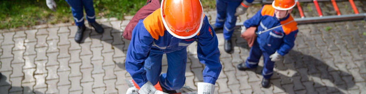 Feuerwehrmann klettert auf einer Leiter auf ein Dach